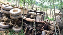 Xe tải ben lao xuống vực sâu làm 4 người chết ở Hà Giang