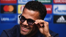 Màn chào hỏi của Dani Alves trên băng ghế huấn luyện Barca gây sốt