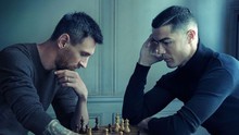 Messi và Ronaldo gây bão mạng xã hội khi chơi cờ với nhau