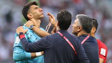 Thủ môn Iran va chạm mạnh với đồng đội, phải rời sân dù nỗ lực thi đấu tiếp