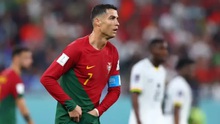 Ronaldo móc quần, làm hành động lạ ở trận gặp Ghana