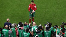 Sức hút của Ronaldo: Hàng trăm phóng viên xúm lại chụp ảnh CR7 uống nước, rửa tay