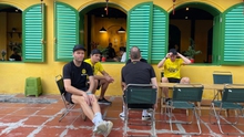 Cầu thủ Dortmund ngồi đường tàu uống cafe trước khi đấu Việt Nam