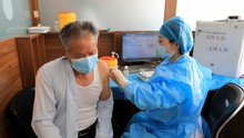 Trung Quốc tăng tốc tiêm vaccine ngừa Covid-19 cho người cao tuổi