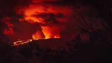 Núi lửa lớn nhất thế giới phun dung nham cao tới 60m