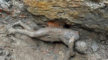 Tìm thấy hơn 20 bức tượng đồng được bảo quản trong bùn Địa Trung Hải hơn 2.000 năm