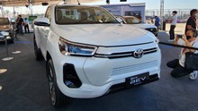 Chi tiết Toyota Hilux BEV: Bản thương mại ra mắt năm sau, đi trước Ford Ranger một bước