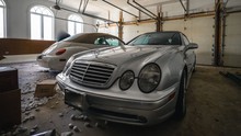 Đột nhập biệt thự hàng trăm tỷ đồng, nhiếp ảnh gia thất thần: Kho đồ hiệu bị bỏ quên cả chục năm, Mercedes cũng không thoát khỏi ‘thảm cảnh’