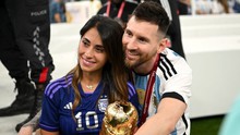 Khoảnh khắc tình nhất World Cup 2022: Messi hạnh phúc ôm vợ và cúp vàng thế giới vào lòng