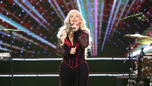 Christina Aguilera đầy cảm xúc khi mang đến 2 bản hit kinh điển tại VinFuture, liên tục cảm ơn khán giả Việt Nam