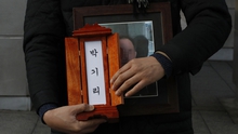 Chuyện của hàng ngàn người đàn ông trung niên qua đời cô độc tại Hàn Quốc rồi phải mất nhiều ngày mới được phát hiện