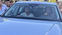 'Nóc nhà' trực tiếp lái xe, đưa Messi trở về nhà giữa vòng vây người hâm mộ