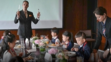 Lớp học quý tộc cho giới nhà giàu Trung Quốc: Chi hàng triệu USD chỉ để học thưởng trà, ăn bánh, hôn gió đúng cách 