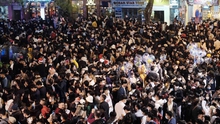 Cảnh tượng đông nghịt ở trung tâm Hà Nội đêm Giáng sinh: Hàng ngàn người đổ ra đường đi chơi, check-in
