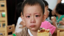 Cậu bé 8 tuổi thường xuyên chớp mắt, nhún vai, bố mẹ đưa đi khám thì bật khóc nức nở khi nghe nguyên nhân con mắc bệnh 
