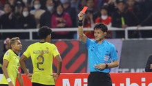 CĐV ngơ ngác không hiểu vì sao cầu thủ Malaysia bị thẻ đỏ