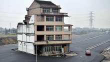 Ngôi nhà 5 tầng "nằm chắn" giữa đường ở Trung Quốc: Sau 4 năm thuyết phục mới chịu di dời, nguyên nhân đằng sau khiến nhiều người ngao ngán