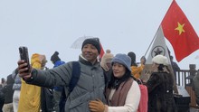 Mưa tuyết thu hút nhiều du khách đến với Khu Du lịch Quốc gia Sa Pa