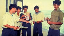 Cuộc đời sau ống kính: Lính đảo Trường Sa nhận thư nhà
