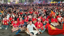 Hàng nghìn người TP.HCM đổ về Phố đi bộ Nguyễn Huệ cổ vũ đội tuyển Việt Nam trong trận hòa đáng tiếc với Singapore