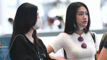 Tuyển Việt Nam rời Singapore về nước: Văn Hậu hẹn hò cùng Hải My ở sân bay