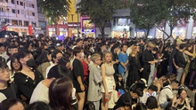 Hàng nghìn người chen chúc, xếp hàng chật kín Phố đi bộ Nguyễn Huệ chờ xem countdown chào năm mới 2023