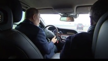 Hình ảnh ông Putin lái xe qua cây cầu Crimea