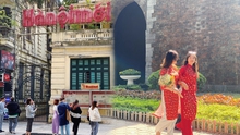 Giới trẻ Hà Nội tưng bừng rủ nhau đi chơi ngày đầu năm, thời tiết hửng nắng cực chiều lòng người