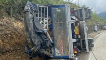 Quảng Nam: Xe tải mất lái lao vào ta luy, ba người tử vong