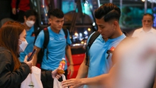 Văn Thanh được người hâm mộ tặng quà khi ghi bàn vào lưới Thái Lan