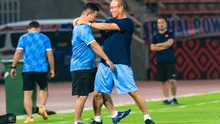 HLV Park Hang-seo ngáng chân trợ lý, kiểm tra mặt cỏ sân thi đấu với Thái Lan