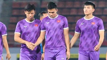 Quế Ngọc Hải bắt tay Việt Anh, bày tỏ quyết tâm cao trước trận đấu với Thái Lan