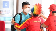 Mẹ Quang Hải ôm con trai động viên trước trận quyết đấu với ĐT Thái Lan 