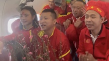 CĐV mặc áo đỏ, mang hoa đào sang Thái Lan cổ vũ đội tuyển Việt Nam