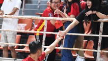 Bùi Tiến Dũng nắm chặt tay vợ, người thân cầu thủ buồn bã sau trận thua ĐT Thái Lan
