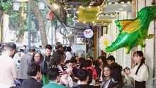 Hà Nội 30 Tết đông nghịt: Dân tình rủ nhau hẹn hò cà phê, không khí háo hức chào đón năm mới ngập tràn khắp muôn nơi 