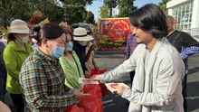 Đạo diễn Hoàng Nhật Nam đến bệnh viện trao 100 suất quà vào 30 Tết 