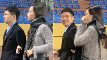 Chủ tịch CLB Hà Nội ăn mừng chức vô địch nhưng vẫn 'giữ' vợ Hoa hậu khư khư: 'Phải cẩn thận, giờ đất chật người đông lắm'