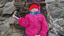 Cô bé 5 tuổi trở thành người trẻ nhất thế giới leo lên đỉnh núi cao nhất nước Anh trong vòng chưa đầy 48 giờ: Biết được mục đích khiến ai cũng cảm động 