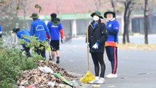 Thanh niên tình nguyện ra quân dọn dẹp sân Mỹ Đình