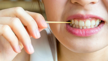 Chuyên gia cảnh báo những tác hại khôn lường khi dùng tăm xỉa răng: Nhẹ thì rách mô nướu, nặng thì gây nhiễm trùng, phá vỡ thủ thuật nha khoa