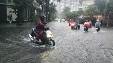 Đà Nẵng tiếp tục mưa lớn, di dời hàng nghìn người dân khỏi vùng ngập lụt