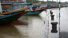 Vùng áp thấp tiếp tục gây mưa lớn khu vực miền Trung
