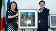 Ông Johnathan Hạnh Nguyễn đấu giá ba bức tranh Việt Nam trị giá 2,4 tỷ đồng gây quỹ từ thiện 
