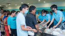 Shinhan Life Việt Nam tặng suất cơm miễn phí cho bệnh nhi Bệnh viện Nhi đồng thành phố Hồ Chí Minh