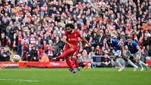 Salah lập cú đúp, Liverpool tạm chiếm ngôi đầu bảng trong ngày Everton phải đá với 10 người