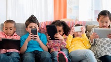 Trẻ có biểu hiện hung hăng hơn khi nghiện lướt mạng xã hội