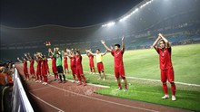 Văn Toàn xé lưới đại diện Tây Á giúp đội Việt Nam giành thắng lợi lịch sử, báo quốc tế khen là ‘vua hiệp phụ’ 
