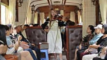 Biểu diễn âm nhạc miễn phí trên các chuyến xe lửa cổ tại Đà Lạt