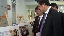 Trưởng Ban Nội chính Trung ương tham quan trưng bày ảnh của TTXVN về quan hệ Việt Nam - Venezuela